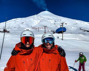 Eliot Grondin en tenue de ski avec une autre personne