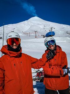 Eliot Grondin en tenue de ski avec une autre personne